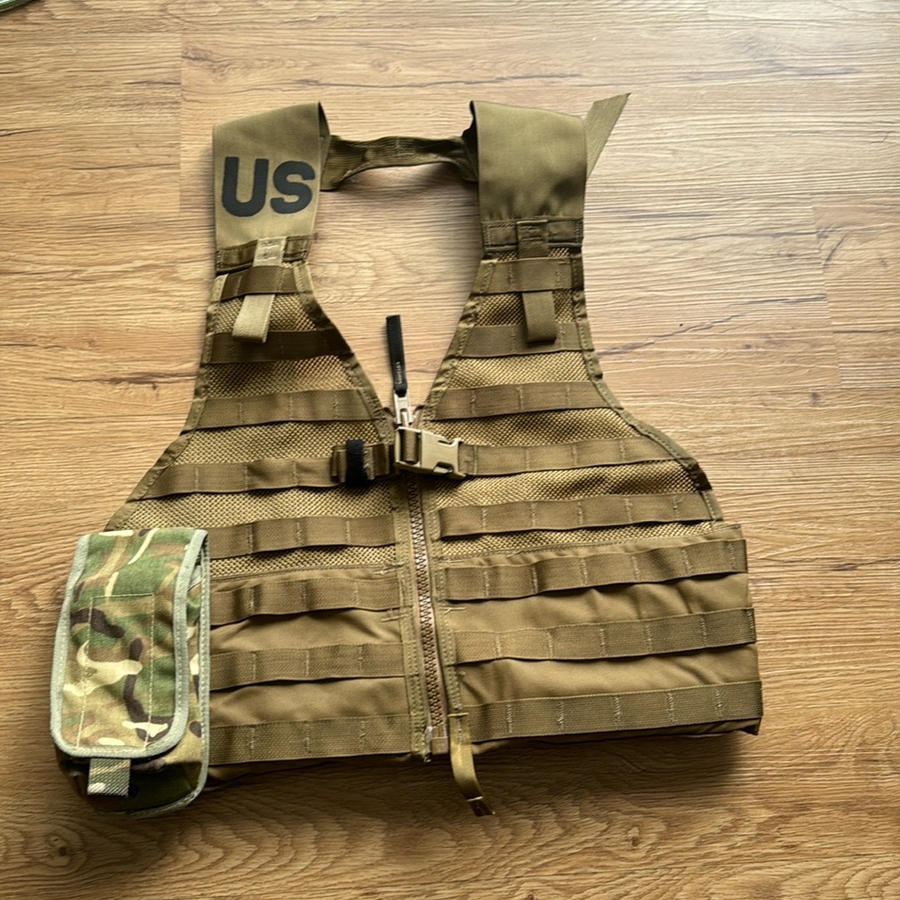 US tackle vest with MOLLE’